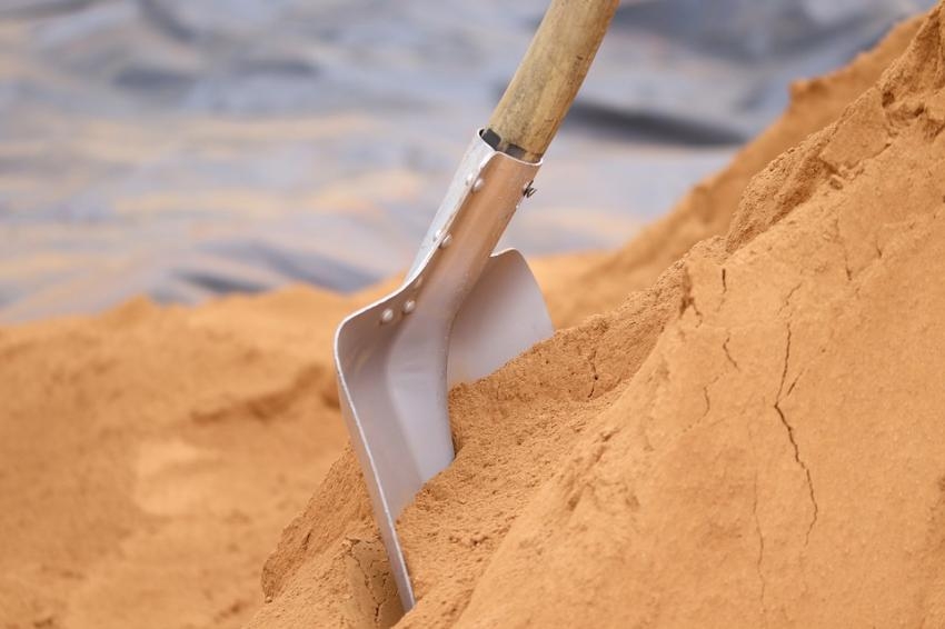 Spaten im Sand