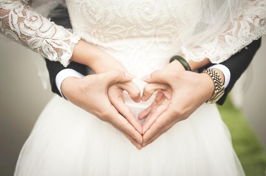 Hände eines Hochzeitspaares
